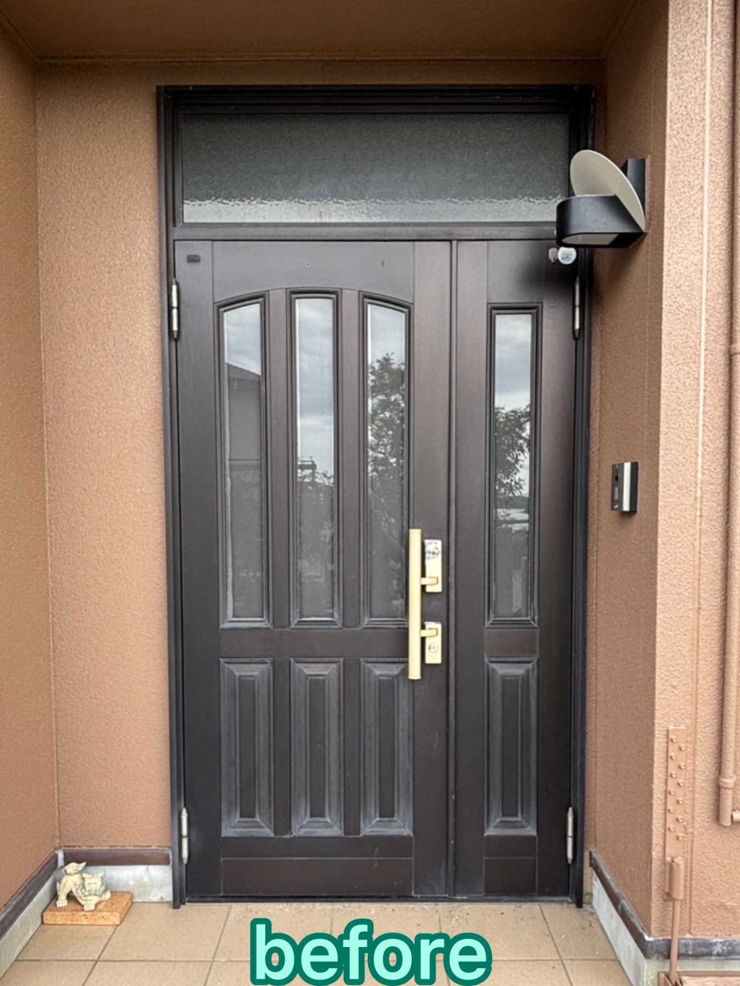 玄関ドアの取替えをさせていただきました。